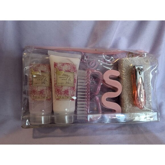 Simple Pleasures Foot Care Kit Lotion Exfoliating Tools & Accessories in Pouch - Picture 1 of 2
